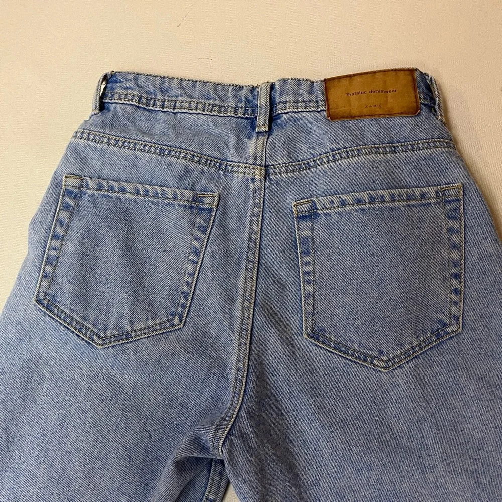 2/$20 - Zara Trafaluc High Rise , Straight Cut- Mom Jeans - 00 or 0 - XS - Picture 4 of 9